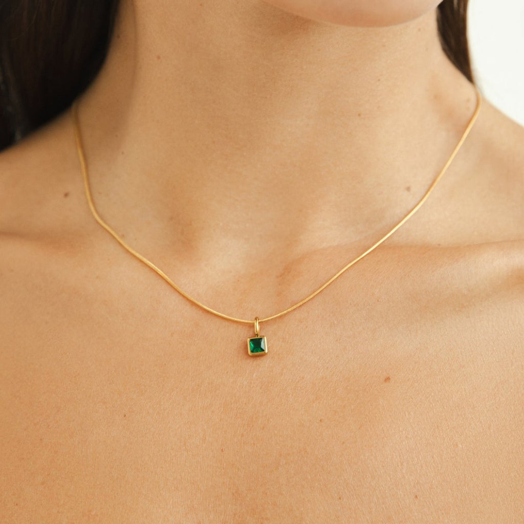 Collier Pendentif Carré Pierre de Naissance